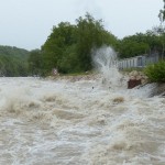 洪水で川が氾濫している写真