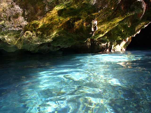 洞窟の中のきれいな川