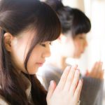 祈りを捧げる女性