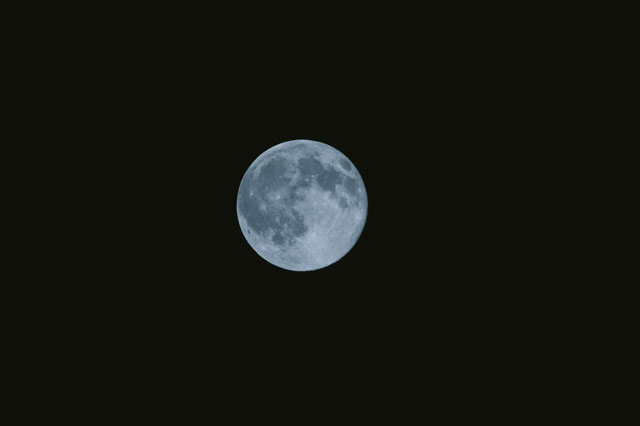 夜空に浮かぶ月の写真